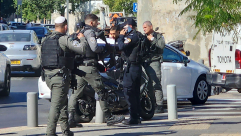 يافا : الشرطة تنكّل بشابين وسط شارع يافت وتعتقلهما دون ابداء الأسباب.